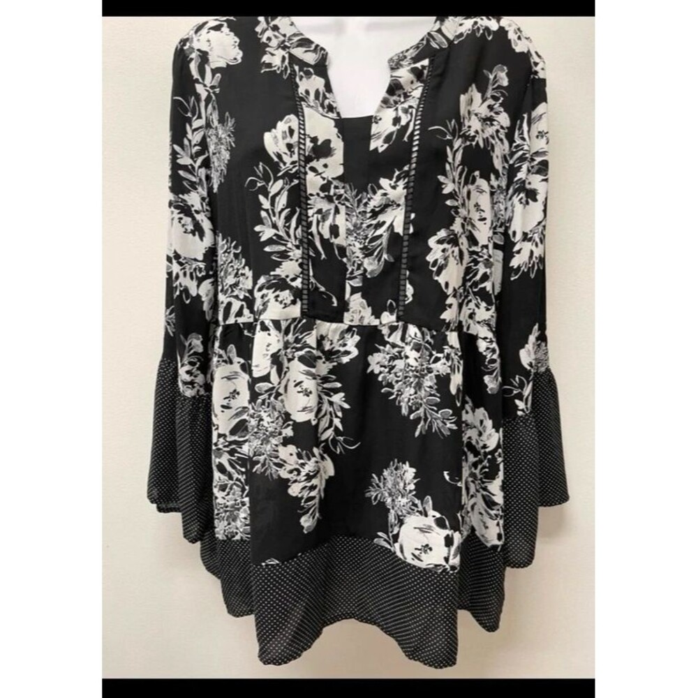 Beautiful EUC Sz Large Black and White Floral Print Blouse by Counterparts